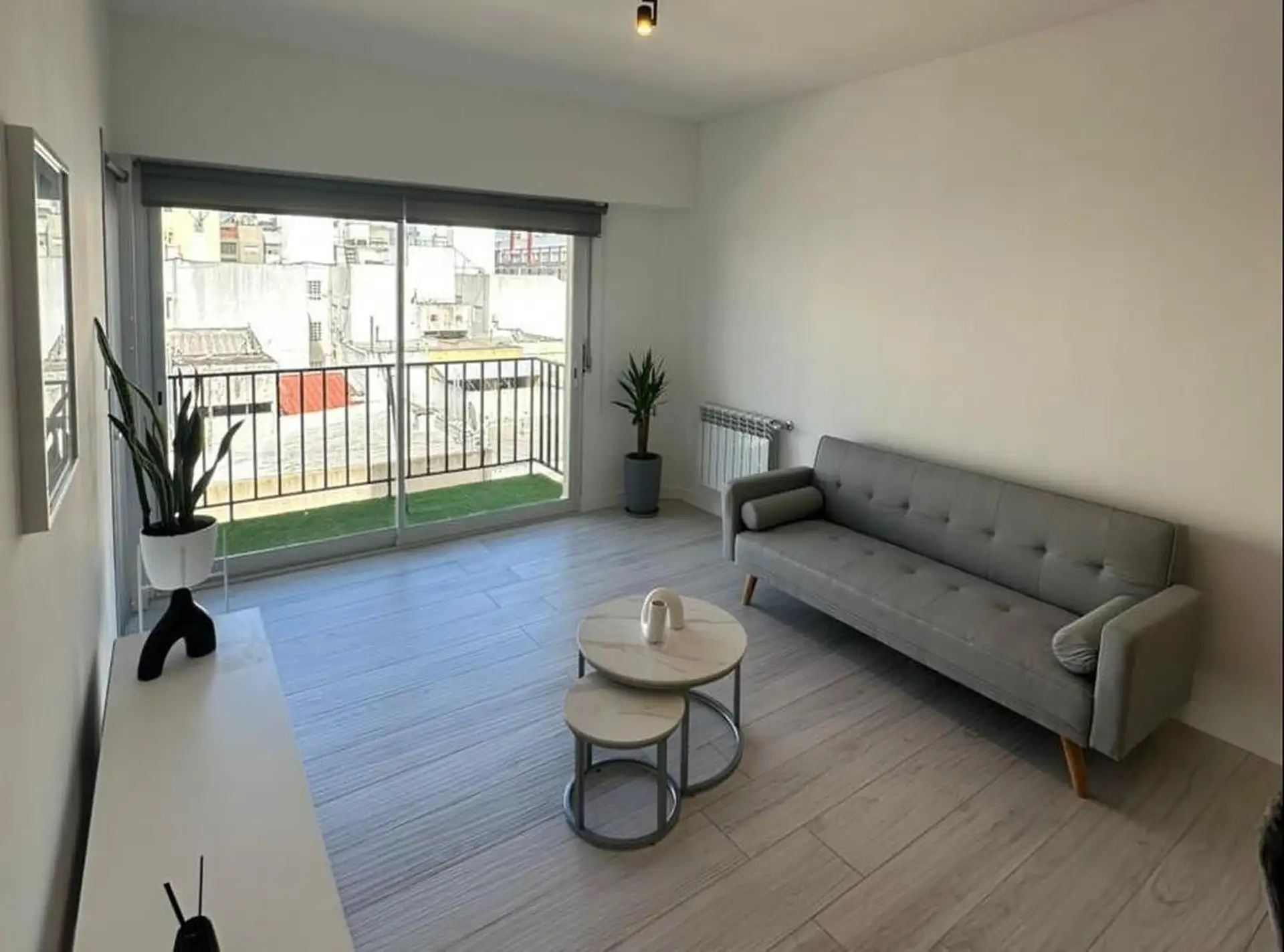 Venta departamento-4 ambientes con dependencia-al frente-Balcón terraza-Vista Lateral al mar-Centro