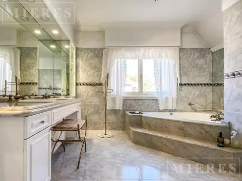 Casa 8 ambientes con 3 baños