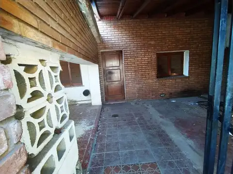 Casa 5 ambientes con 1 baño