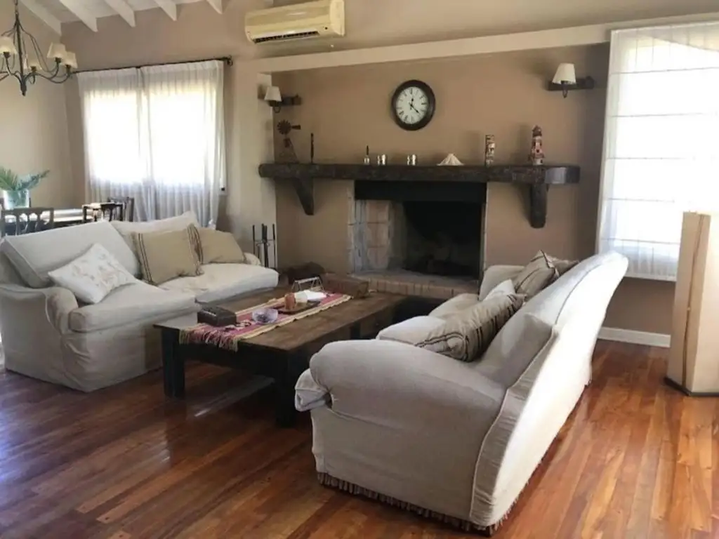 Casa - 268  m² Cubierta | 3 dormitorios | 3 baños | 4 ambientes | 4 cocheras | Muy Bueno