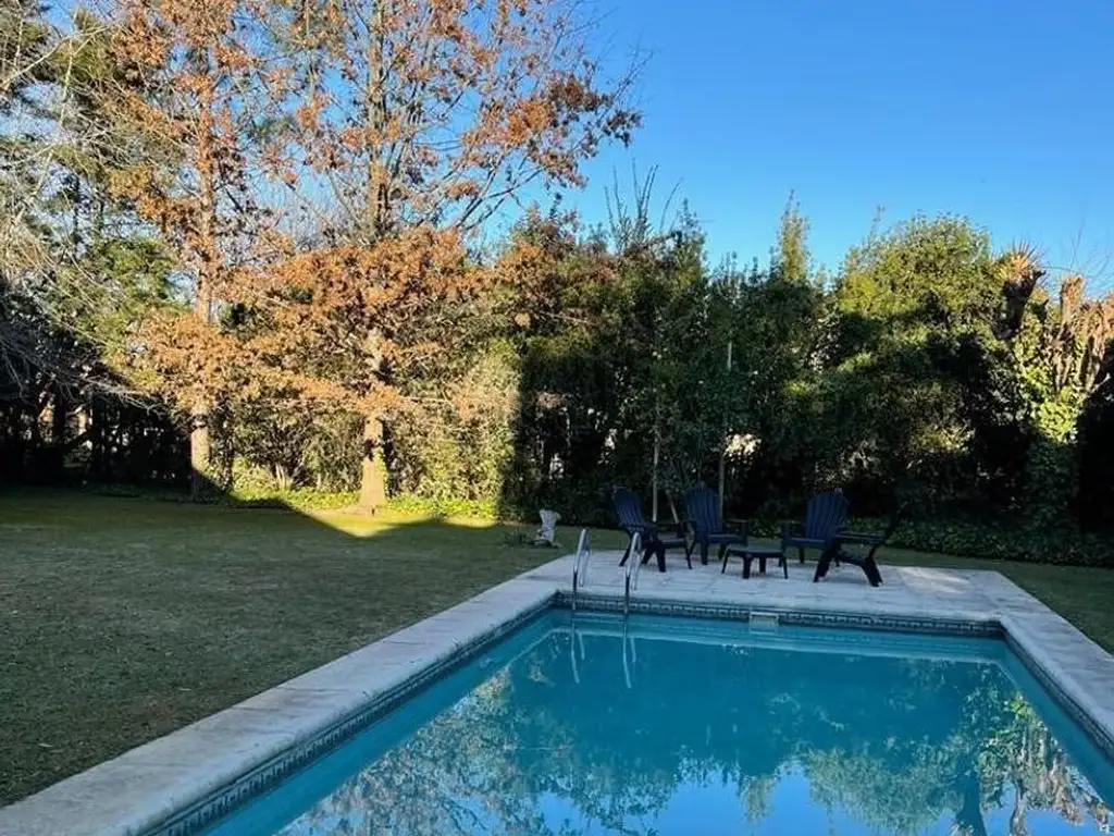 Casa en Alquiler con cochera