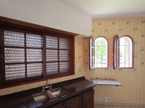 Casa 6 ambientes con 2 baños