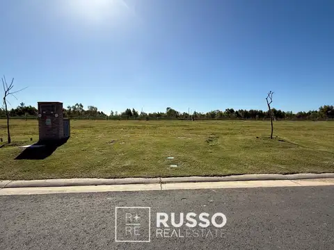 VENTA LOTE CENTRAL DE 696 M2  - BARRIO AMARRAS - PUERTOS DEL LAGO