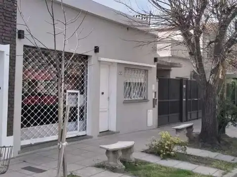 CASA  3 AMB EN 1 PLANTA CON 3 LOCALES