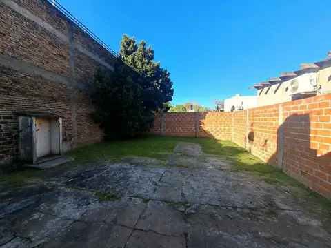 VENTA CASA 3 AMB CON PATIO Y LOCAL, BERAZATEGUI