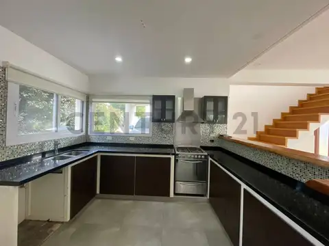 Alquiler Casa moderna desarrollada en dos plantas, ubicada en Barrio Santa Rita, San Vicente.
