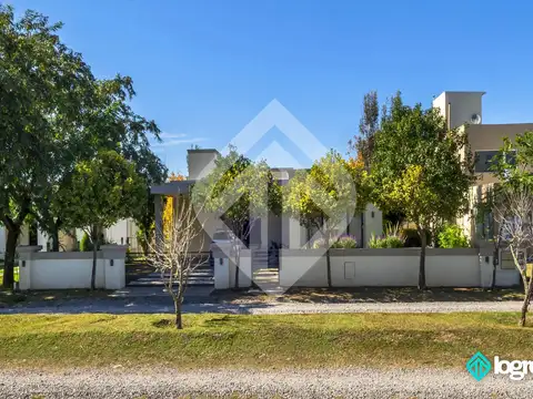 Casa en venta de 3 dormitorios con cochera en el aybal