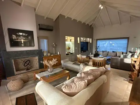 Casa 7 ambientes con 4 baños