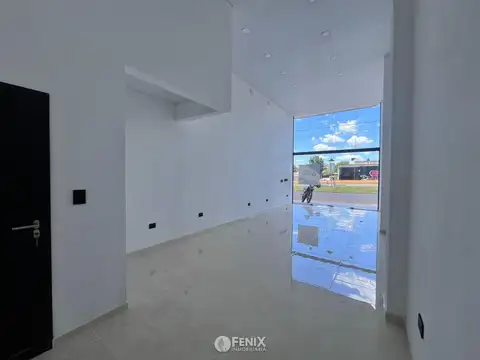 LCF A182 - ALQUILER – LUMINOSO Y MODERNO LOCAL EN ZONA COMERCIAL SOBRE AV. QUARANTA