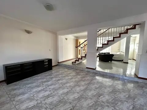 Casa 6 ambientes con 2 baños
