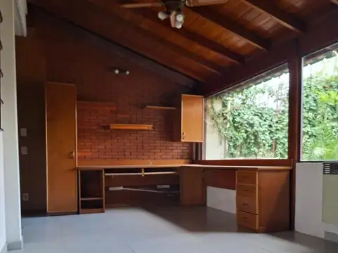 Casa en Alquiler con 3 cocheras