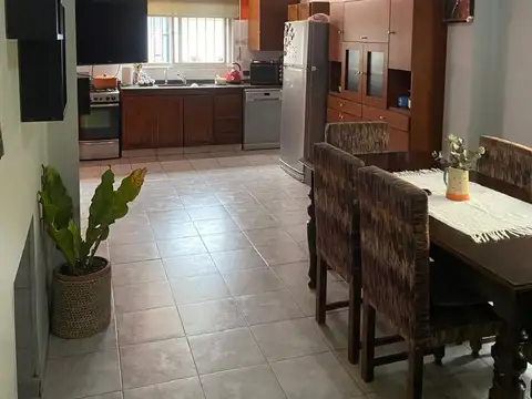 Venta casa 4 dormitorios - Barrio Sarmiento