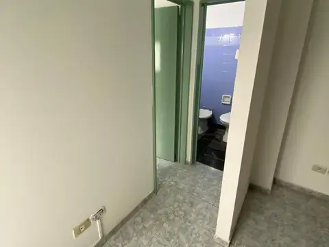 2 AMB 30 MTS TOT, LATERAL C/BALCÓN FRANCÉS,COC. INDPTE C/ESP. P/LAVARROPA, BAÑO COMPLETO, EXC. UBICACIÓN