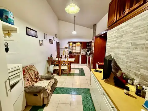 Casa 6 ambientes con 2 baños