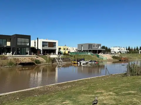 Lote al Río en Barrio Náutico Canal - Villanueva