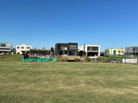 Lote al Río en Barrio Náutico Canal - Villanueva