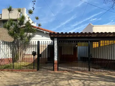 Casa en una sola planta. Lote propio excelente