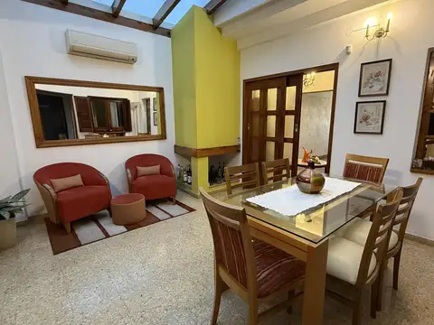 CASA DE DOS PLANTAS Y 3 DORMITORIOS  VENTA TERRAZA CON PARRILLERO ECHESORTU ROSARIO