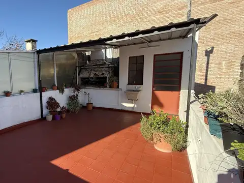 CASA DE DOS PLANTAS Y 3 DORMITORIOS  VENTA TERRAZA CON PARRILLERO ECHESORTU ROSARIO