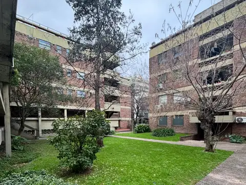 APTO CRÉDITO HIPOTECARIO  Bello 2 amb en PB súper luminoso rodeado de jardines en barrio cerrado.