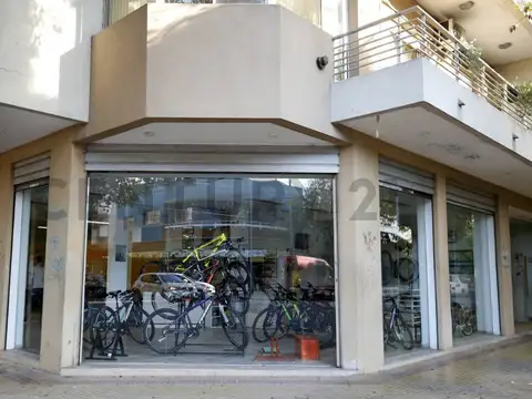 Local en Venta con cocheras en La Plata sobre esquina