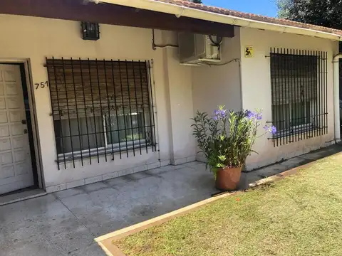 Casa 4 ambientes con 2 baños