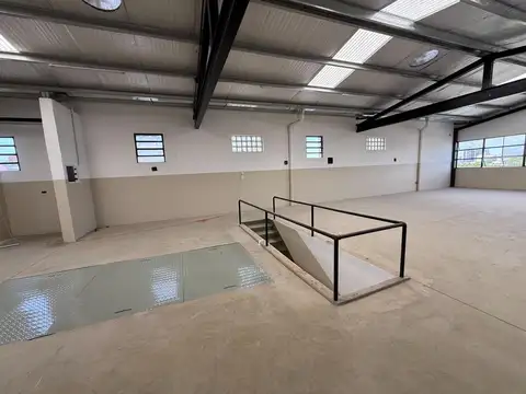 Oficina en Alquiler con 5 cocheras