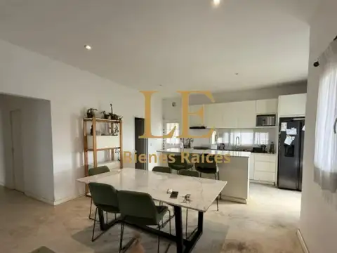 Casa 4 ambientes con 3 baños