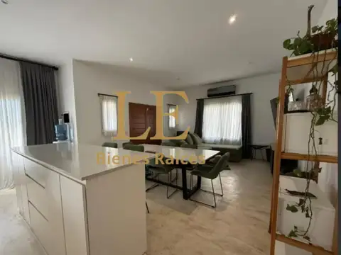 Casa en Alquiler con 4 cocheras