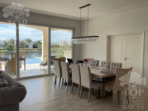 Casa 8 ambientes con 5 baños