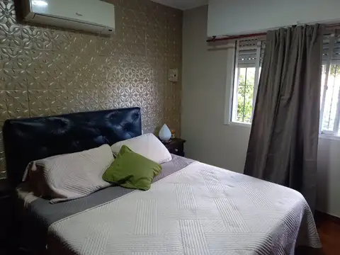 Casa 4 ambientes en venta en Berisso con quincho