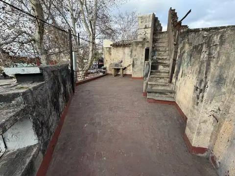 VENTA - CASA PLANTA ALTA - 2 DORMITORIOS - A RECICLAR