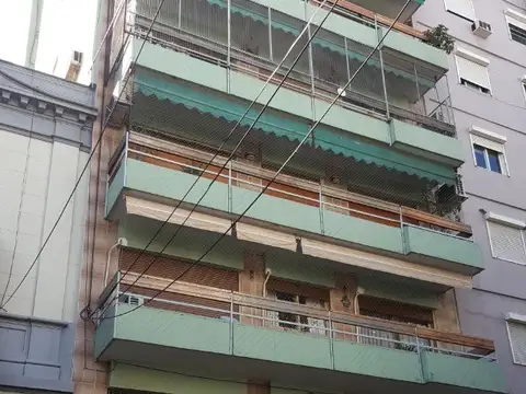 Excelente unidad 3 ambientes al Frente con balcón híper luminoso.