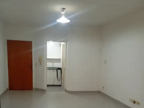 Monoambiente al frente. Cocina separada. Luminoso