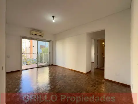 Vuelta de Obligado 4415. Departamento dos ambientes. Al frente. Con balcón.