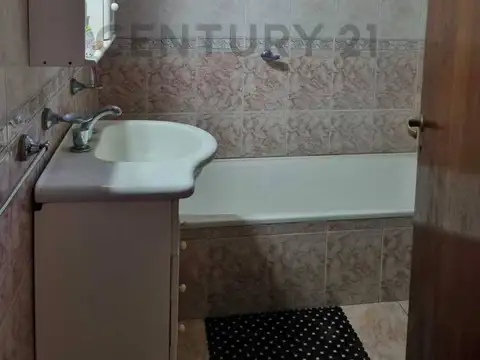Casa de 1 dormitorio y parque amplio en City Bell