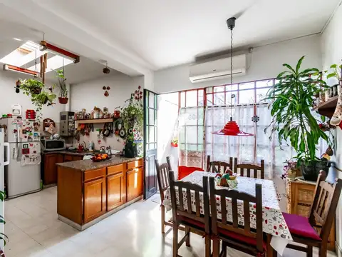 VENTA CASA 4 AMB C/COCHERA/QUINCHO/TERRAZA FLORES
