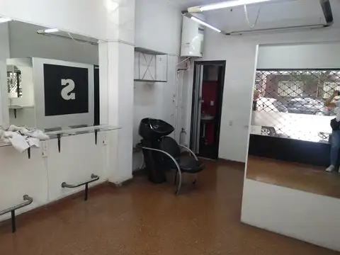 LOCAL C/VIDIRERA A LA CALLE SIN EXPENSAS de 3x5 + un baño. NO TIENE GAS