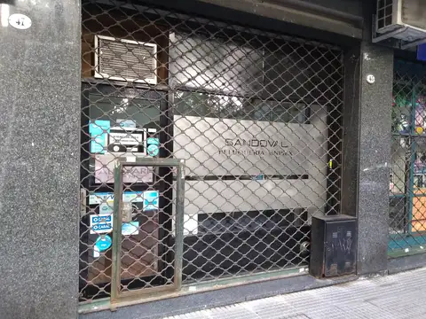 LOCAL C/VIDIRERA A LA CALLE SIN EXPENSAS de 3x5 + un baño. NO TIENE GAS