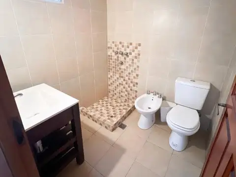 CASA 4 AMBIENTES CON FONDO EN VENTA EN LANÚS