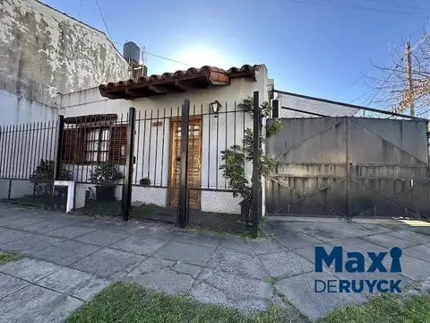 Casa tipo PH a pasos Metrobus Calchaqui, con 2 patios