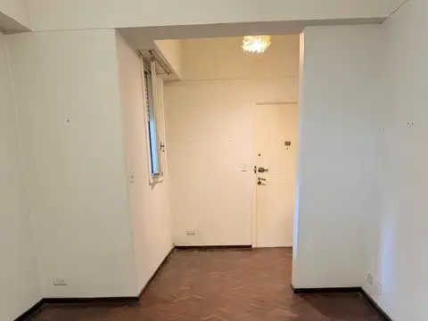 Amplio depto. de 2 ambientes con patio y lavadero independiente