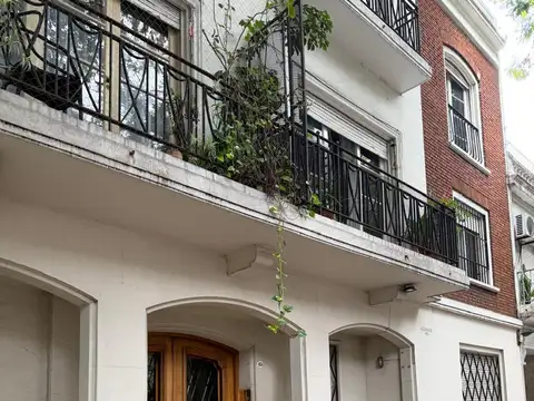 Amplio depto. de 2 ambientes con patio y lavadero independiente