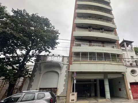 3 AMBIENTES AL FRENTE CON BALCON