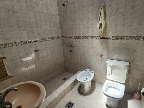 Casa 4 ambientes con patio y terraza a reciclar