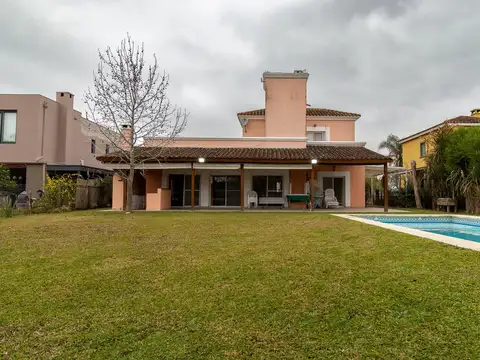 Casa con amarra en la mejor ubicación de la laguna