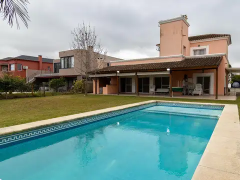 Casa en Alquiler con 2 cocheras
