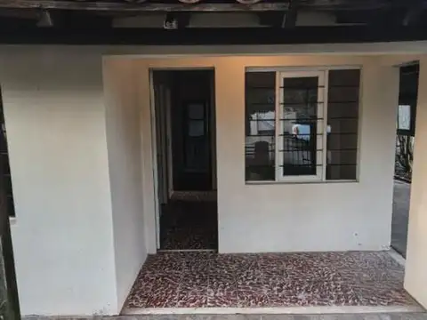 Casa 4 ambientes con 1 baño
