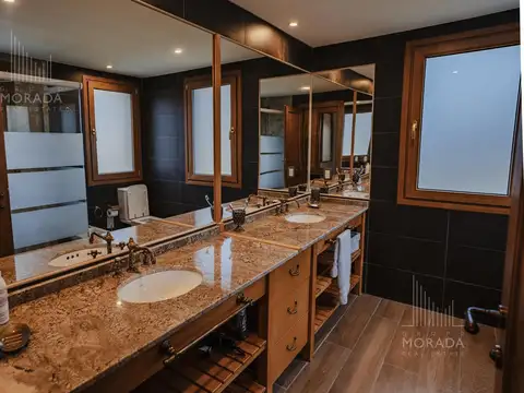 Casa en Venta con 4 cocheras