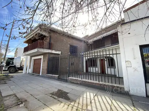 Casa en alquiler o Permuta 4 dormitorios cochera y patio Barrio Schneider